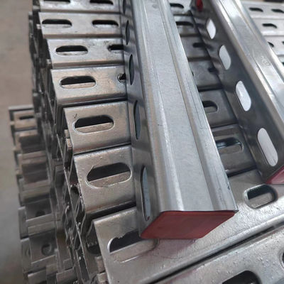 Testé selon la norme ASTM C en forme de canal galvanisé à fentes 40-275 g/m2 de revêtement en zinc